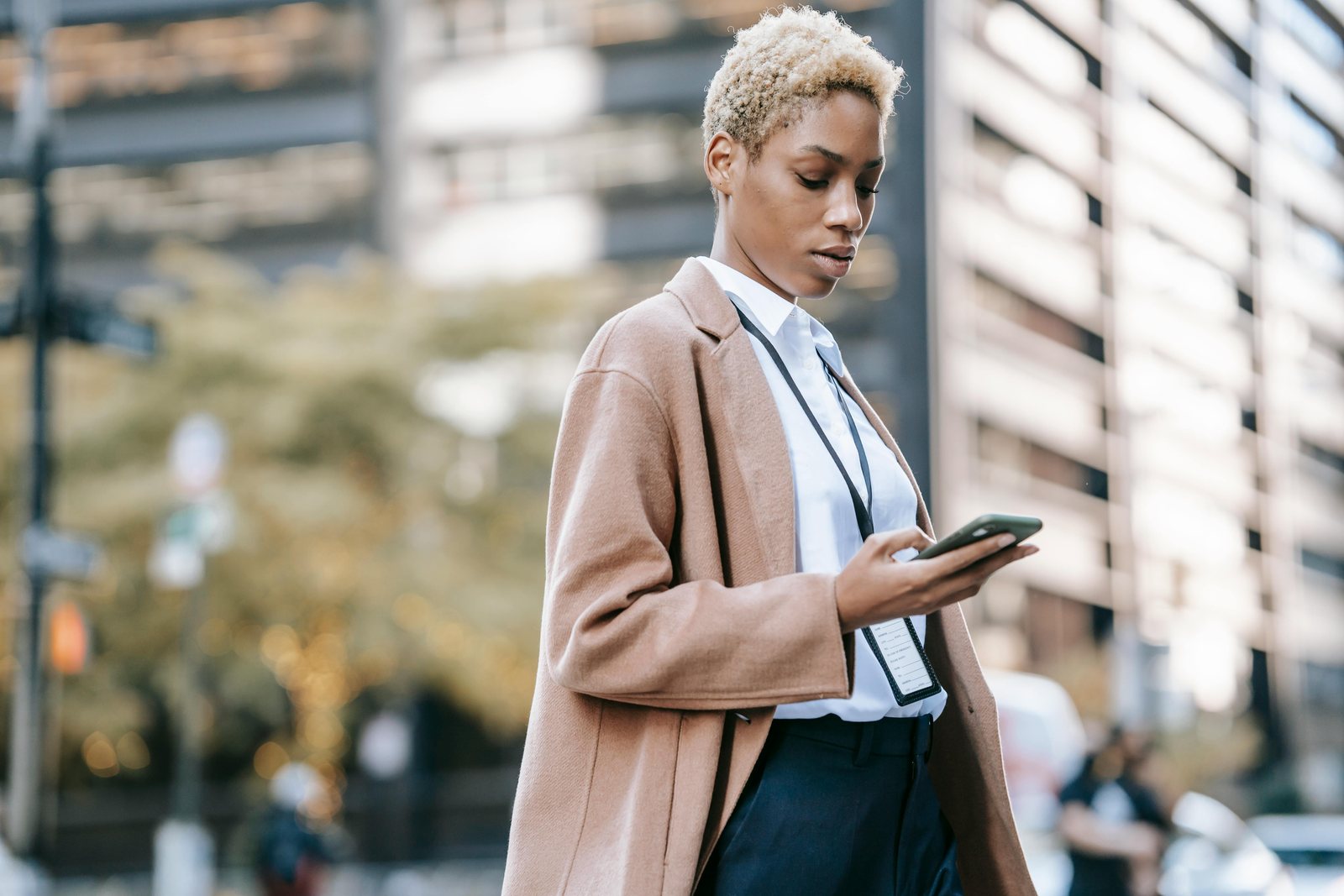 Professionnelle consultant son téléphone